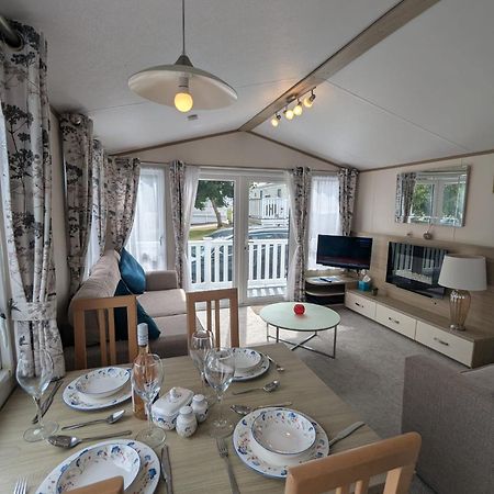 Lovely Bright And Airy Caravan On The 5 Star Shorefield Country Park Entertainment Passes Included Milford on Sea Εξωτερικό φωτογραφία
