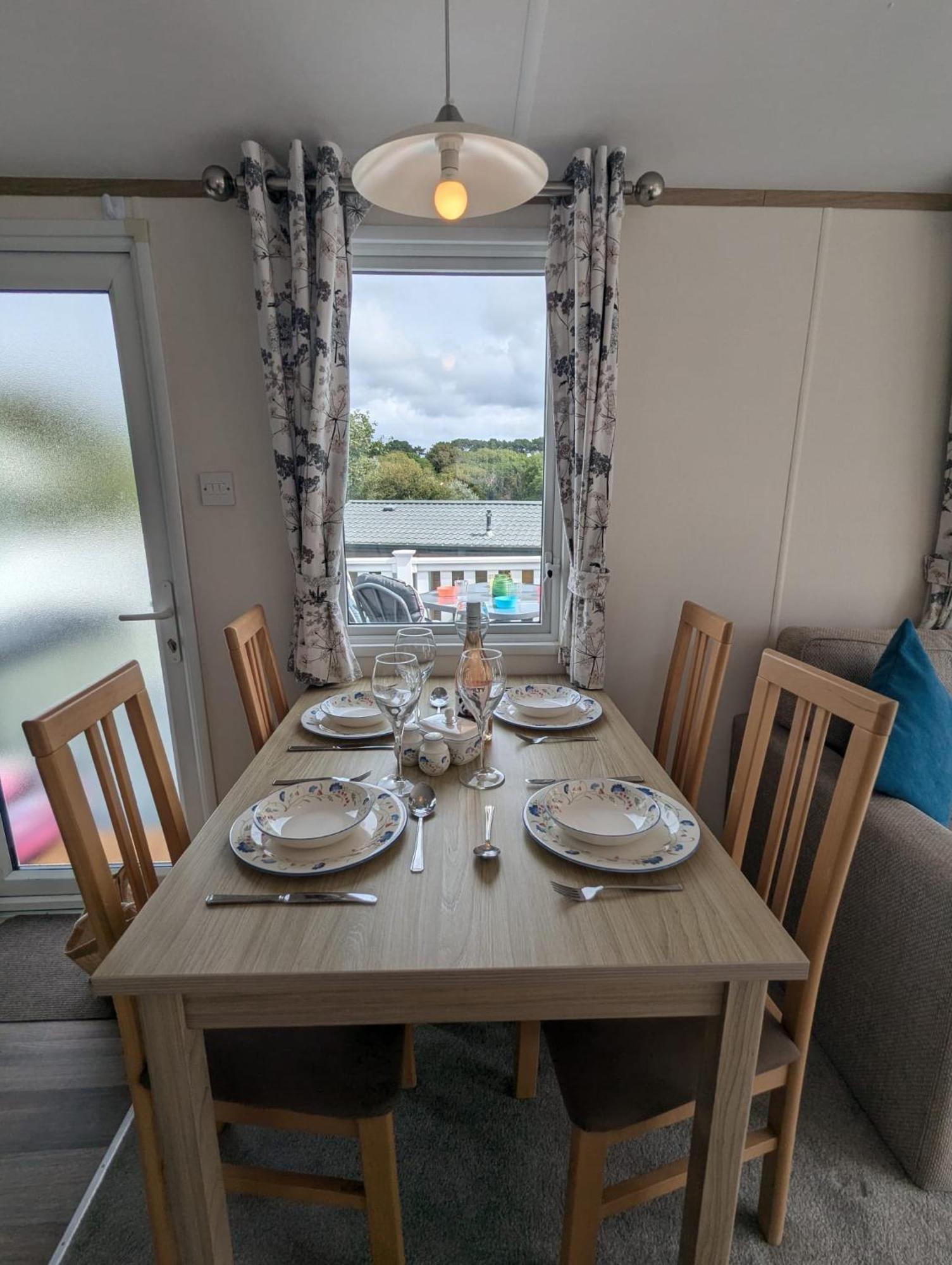 Lovely Bright And Airy Caravan On The 5 Star Shorefield Country Park Entertainment Passes Included Milford on Sea Εξωτερικό φωτογραφία