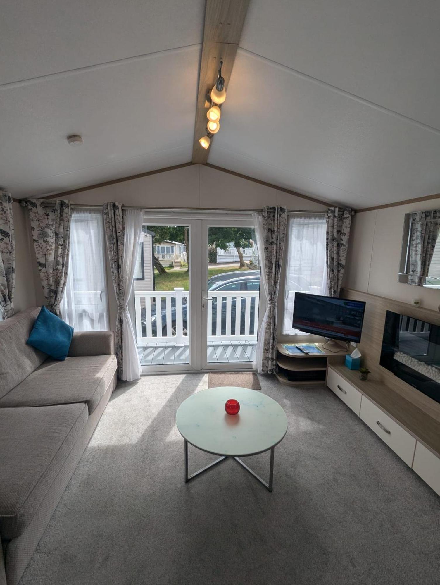 Lovely Bright And Airy Caravan On The 5 Star Shorefield Country Park Entertainment Passes Included Milford on Sea Εξωτερικό φωτογραφία